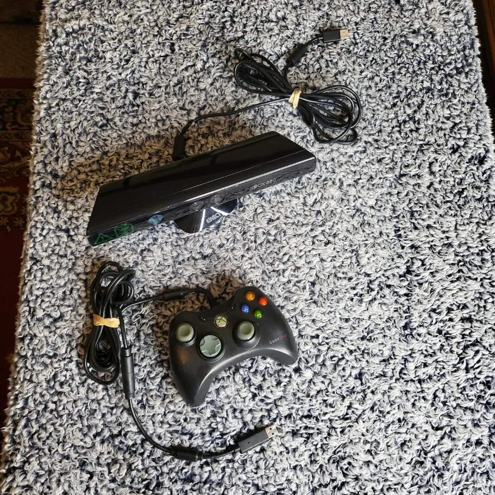 Xbox 360 Controller & Kinect Bundle - 2 Items